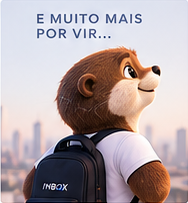 Otti de mochila olhando o horizonte da cidade