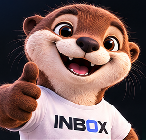 Otti, a lontra da INBOX, fazendo sinal de positivo